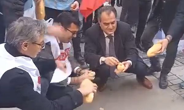 İzmir'de ekmek soğanlı protesto